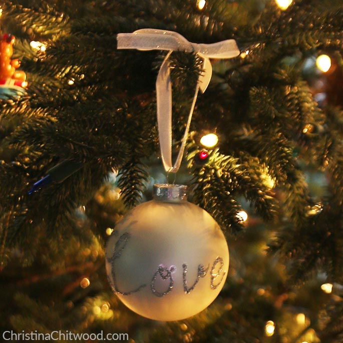 How to Make Easy, Sparkly Christmas Ornaments with a Message Using a Glitter Pen
